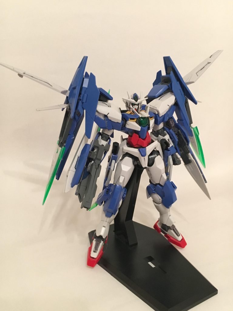 機体設定
(ダブルオークアンタの初期プランの一つ。
ダブルオーライザーがリボンズとの最終決戦で肩の太陽炉を斬られてしまった経験からツインドライブは直列に内蔵している。肩のバインダーは高速機動形態、トランザムバースト時の超高濃度粒子急速散布機能が装備されている。武装はGNソード3改、ビームサーベル×2、GNべイオネット×2、GNバインダーカタール×2に加えて、ソードビットとGNビットを２機ずつ装備。
近接戦闘型に留まらない戦闘能力を有している。が・・・・・・刹那から対話メインの機体にしてくれと言われたのでボツになってしまった。)と言う設定でメイジンカワグチが制作したガンプラである。すみません(*_*)前回とほとんど同じ説明です。