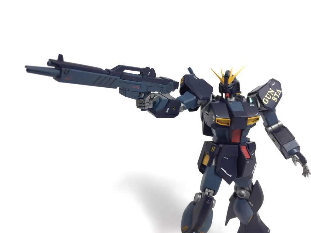 ビームライフル!
HGUCのνガンダムの出来栄えは抜群ですが可動範囲は今ひとつですね(;´д`)
RGサザビーが出たので次はRGνガンダムを期待しましょう♪