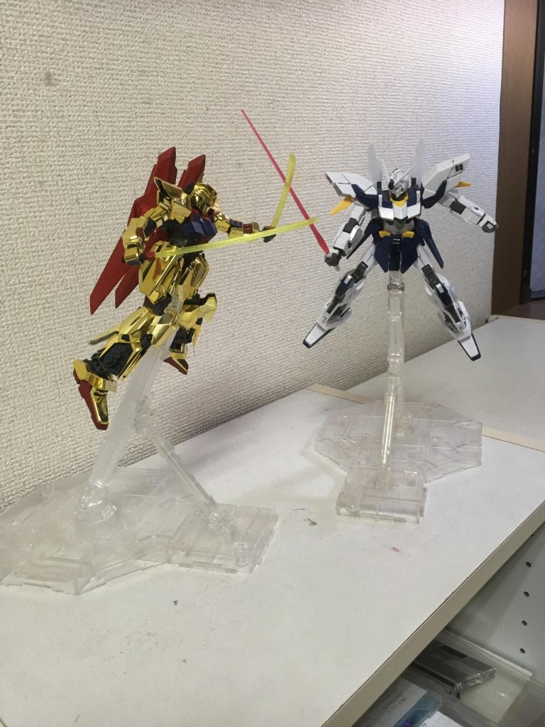 こいつも何回か塗装し直したり誤まって金メッキが剥がれて買い直したりしたのでお金はちょっとかかってしまいましたね。。あとはメガ式、デルタプラス、アカツキを使ってミキシングして元のデルタガンダムよりもアクションはできるようになりました。
でもちょっと金かけすぎたかな。。