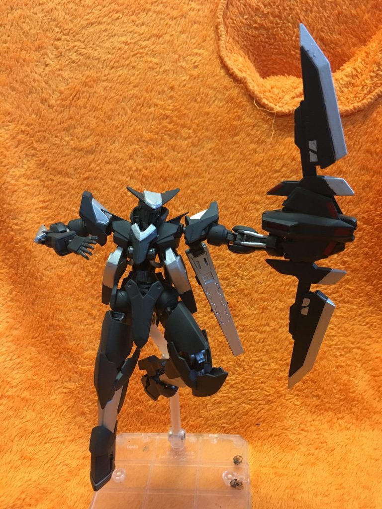 主兵装は近接装備も兼ねた弓状の装備。弾速に優れる装備です