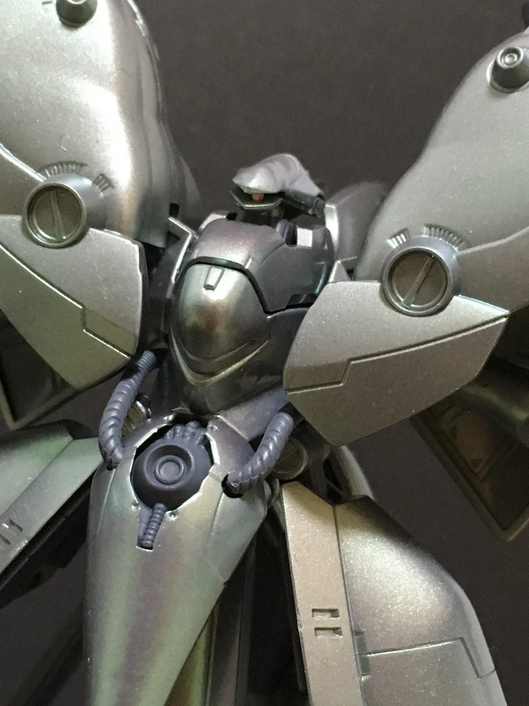 元々キットではモノアイ無しで入り込む隙間もありませんでしたが、なんとかHアイズを仕込みました!