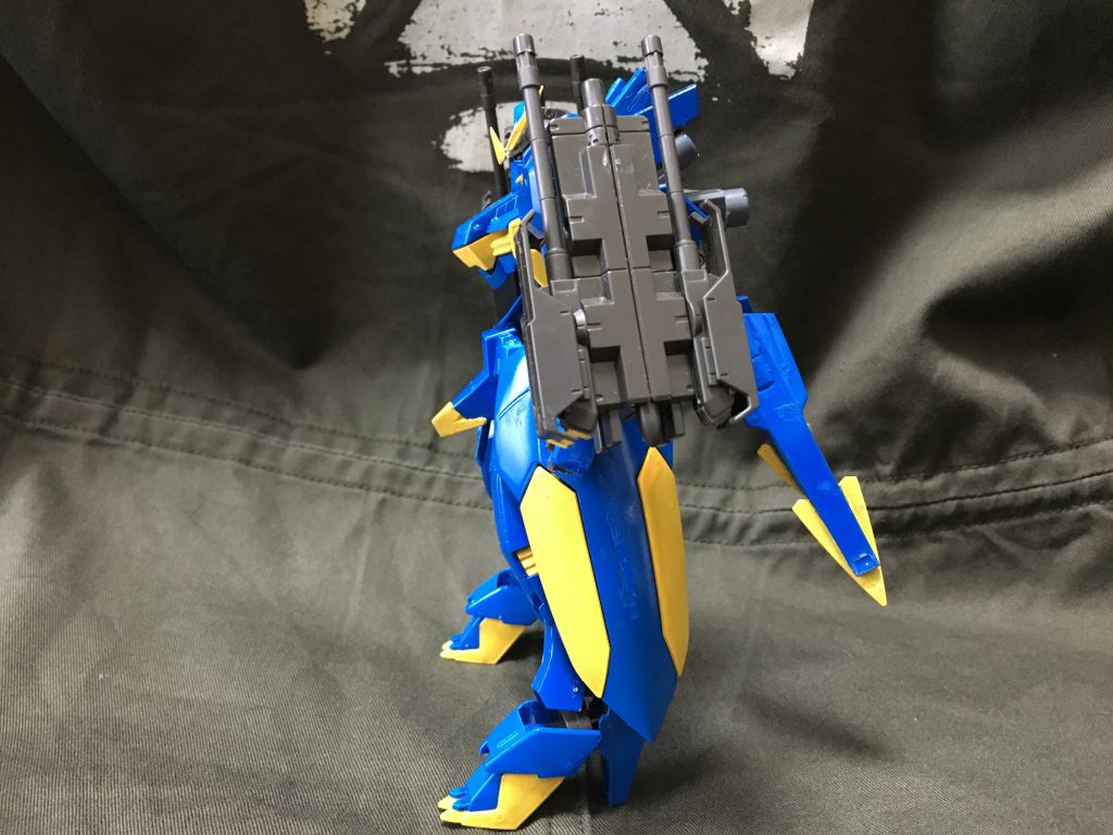 両肩にはガンダムエースの付録を2つ使用。