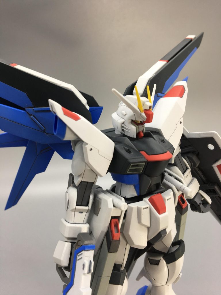 メタルビルドとか色々参考にして筋彫りを。顔はイケメンになるよう各所削り込んでありんす。肩の丸モールドの為にゴッドハンドのドリルビットとスピンブレード買いましたオススメよ。肩の赤色部分とか額の赤色部分のバランスに気を使ったのでキットをお持ちの方は今すぐ見比べてみて、粗探し禁止で