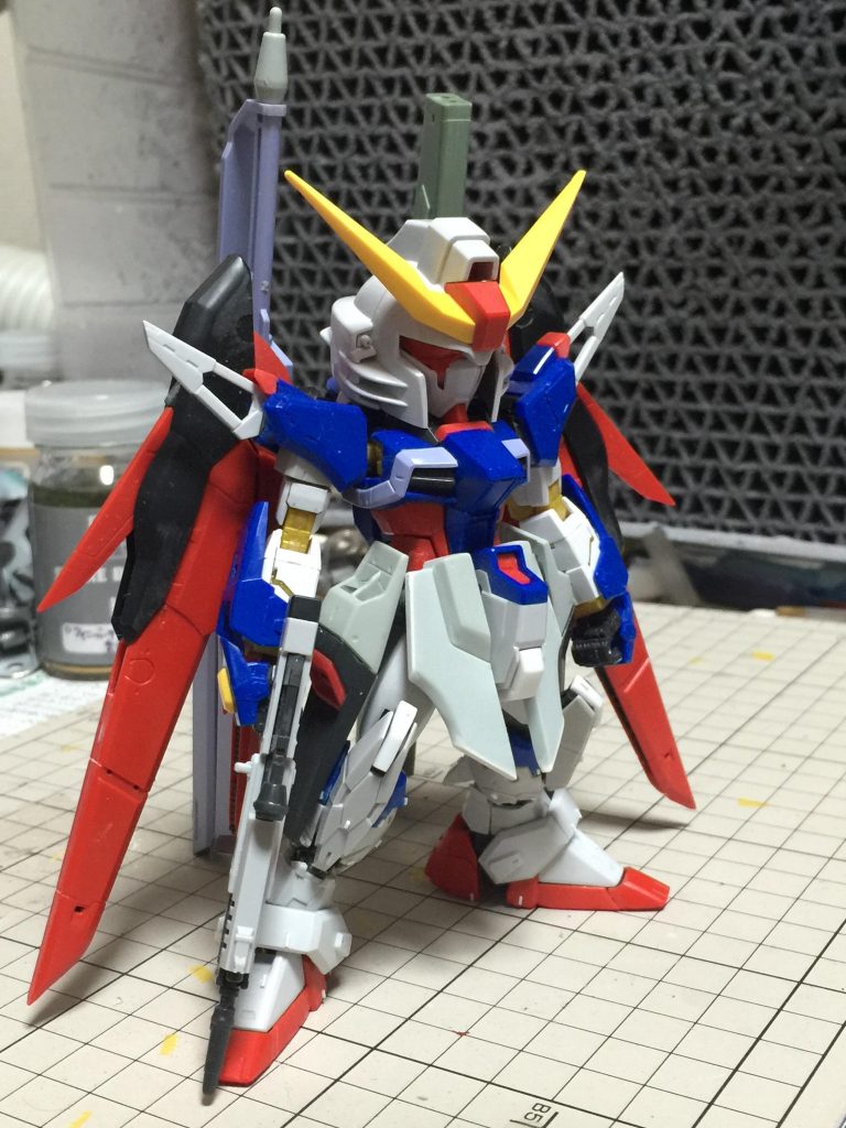 気に食わなかったSD頭をフェイス部、ヘルメット部を切り離し、フェイスを奥に設置する事によりようやく着地が見えました。