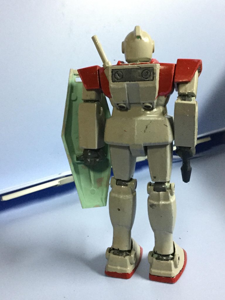 背面から。
そういえば、シールド裏未塗装でしたね。