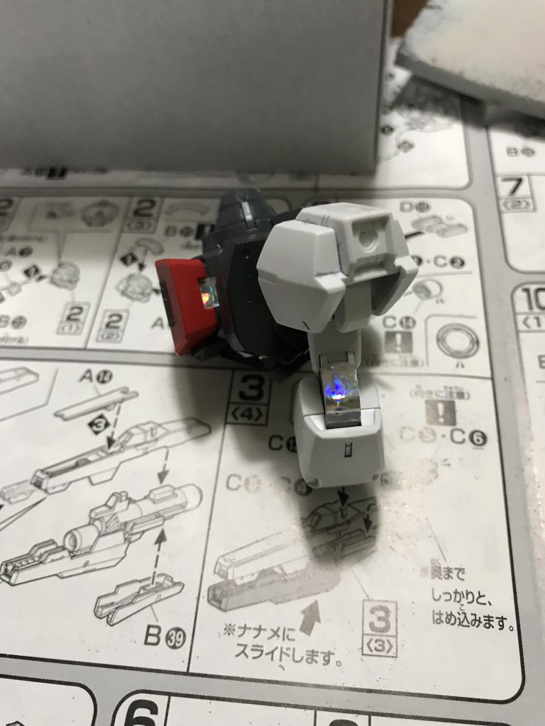 腕 その1。ケーブル？部分も千代紙シールで再現。シールが無い部分はマーカーのシルバーで塗装しています。