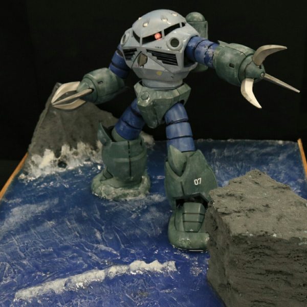 ズゴック、水面に立つ