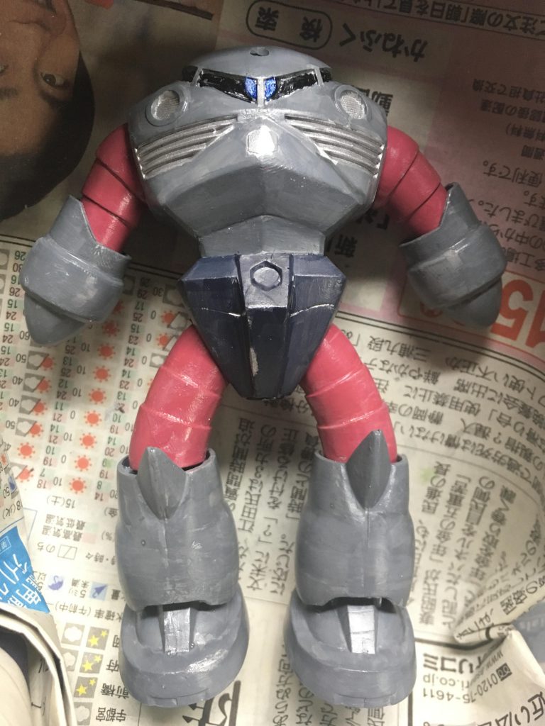 その後シルバーの上に、ガンダムマーカーのインクによる筆塗りで本塗装しました。
マーキングはガンダムマーカーのインクをつけた爪楊枝で施しています。