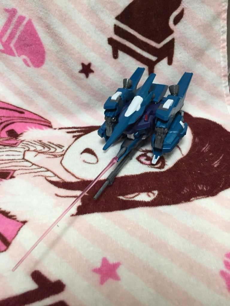 シールドの先端にビームサーベルの刃を取り付け可能