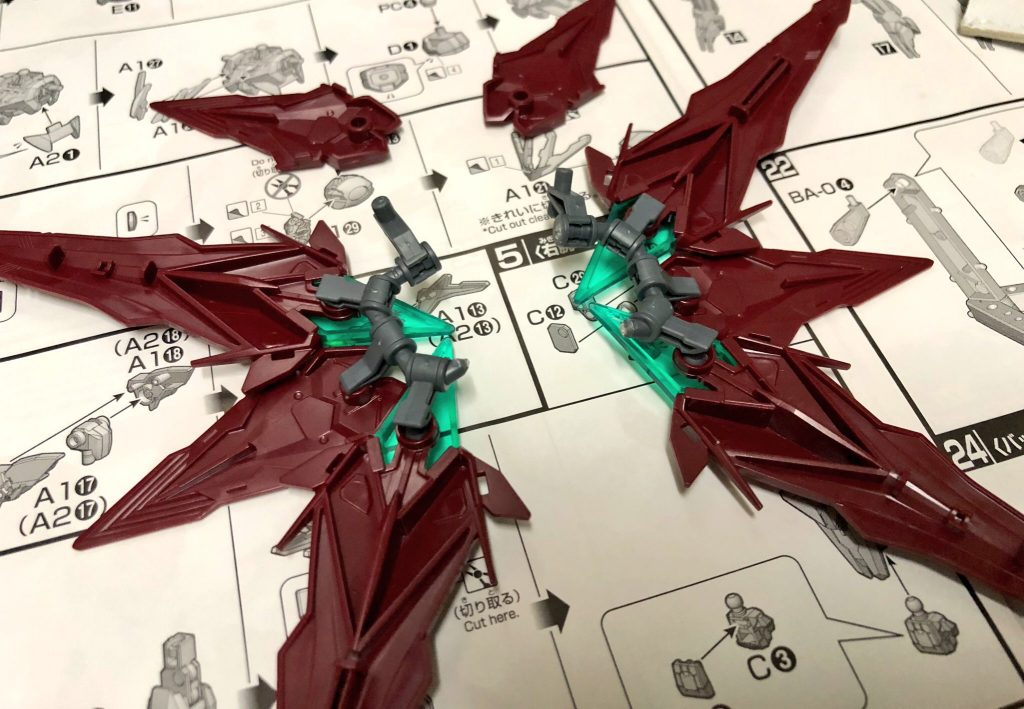 忍パルスガンダムのアイデンティティである手裏剣を分割。買ってきて初日にいきなり真っ二つにするのはまあまあ気が引けましたね…