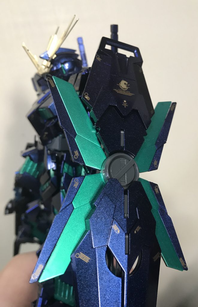 上記の画像と角度を変えて。こちらは青みが強く見えると思います。