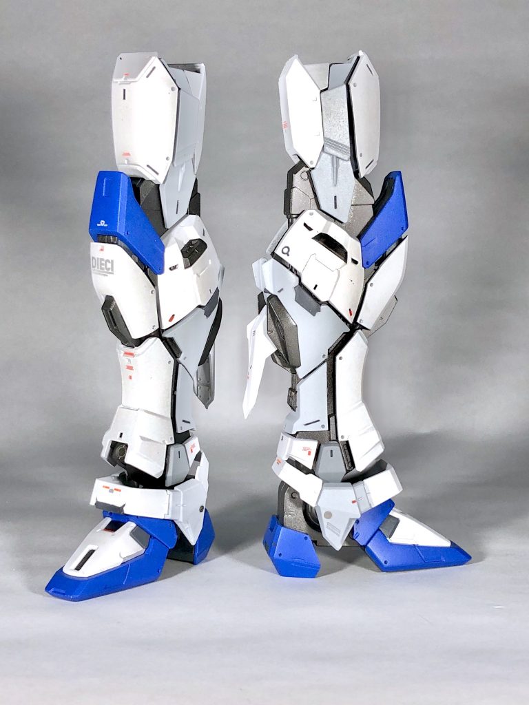 脚部は装甲分割と取り付け位置の変更でアウトラインを大きくしマッシブな印象に。
足首の延長とハイヒール化で全長も伸ばしてます。