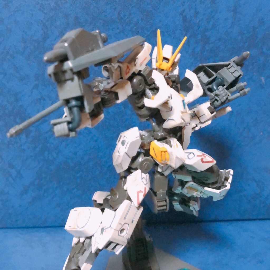 背部ウイングにはパイルバンカーを装備。ガシャプラ ビルドダイバーズのジョイントパーツを用いて持たせています。