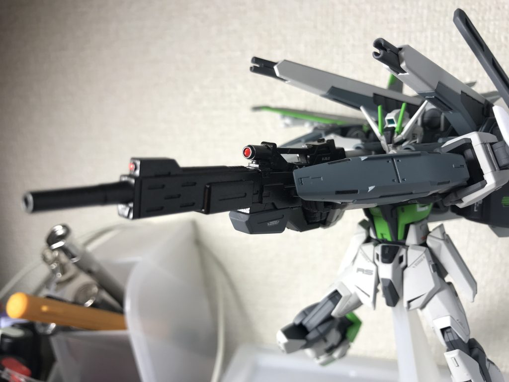 ビームライフルは、センチュリーウェポンを元に旧1/144サザビーと旧HGストライクのライフル等を使って大型化してます。
Mr.カラーの黒鉄色と佐世保海軍グレイを使ってます。