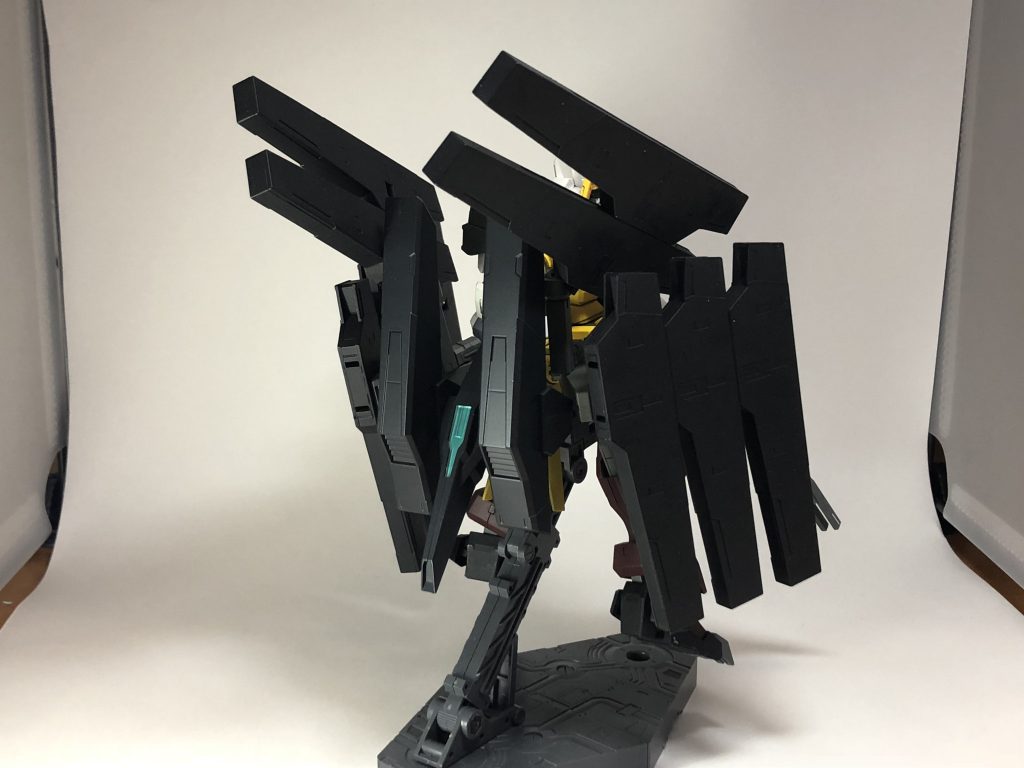 『バック』
背後にはアリオス(GNHW)の機首とミサイルポッドを取り付けています。