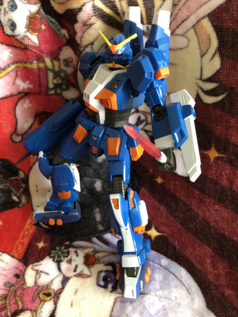 腰についてるビームピック!
右の腰についてるビームピックを取り出し、持たせることが可能
私はビームサーベルの刃を削り短くしました。
短い方が印象に強いのかな‥