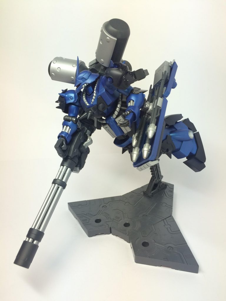 本機体は主に後方支援型の指揮官機仕様で改修されている