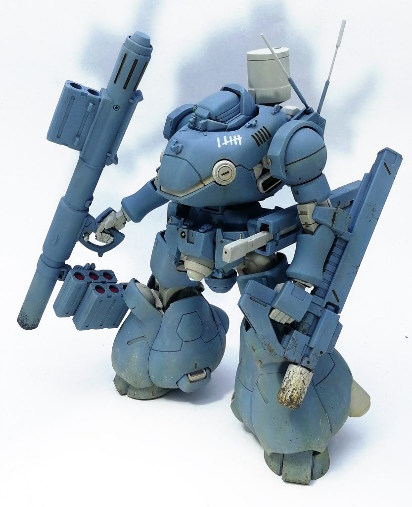 バズーカというかロケットランチャーはオリジンザクのやつをベースに好みの形に調整。
精度も気にせず振り回せる安物って感じで前部に予備弾倉括り付けてみました。
左手の武器が設定に書いてる振動波ハンマー。
大体グリオンリベイク用ロングライフルをベースに反転加工したもの。
白い部分が振動子であとは全部機関部です。