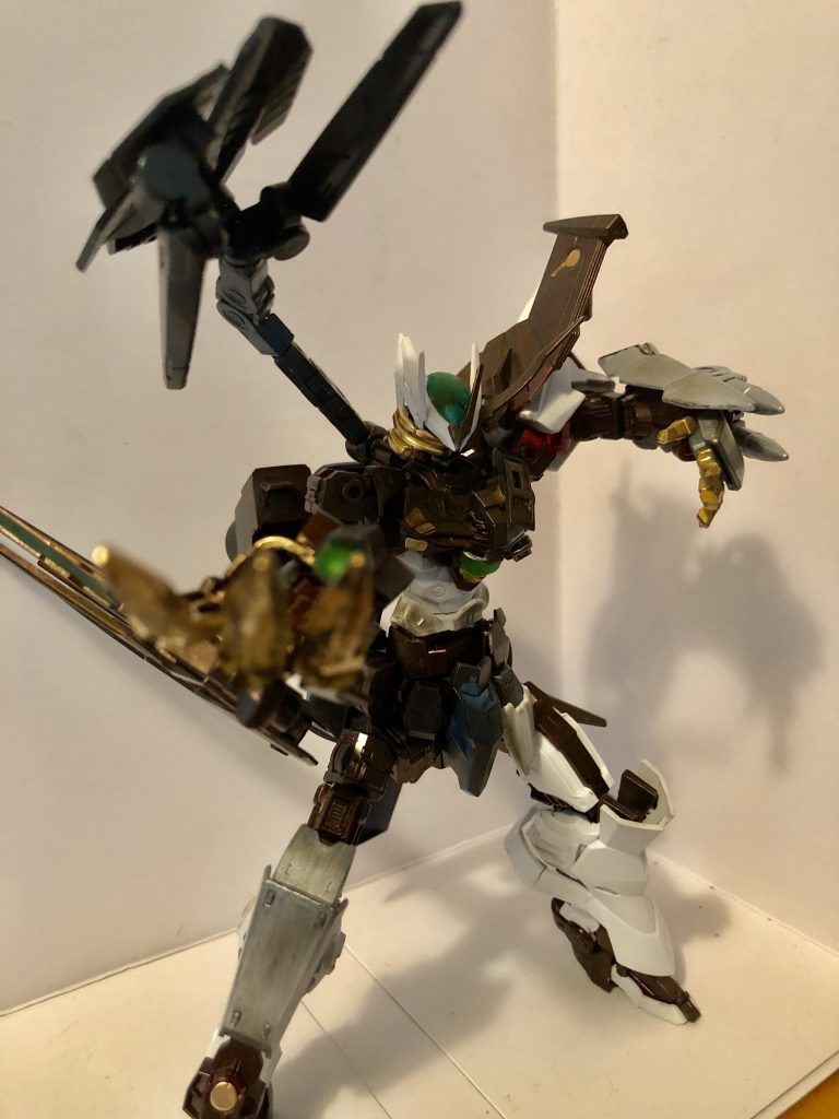 「純・格闘形態」
背部のアームを伸ばし、アーマークローを展開した状態。フレキシブルに動くそれは第3の腕である。背面のブースターから生まれる爆発的な機動力であらゆる敵を切り刻みながら、フィールドを疾駆する。