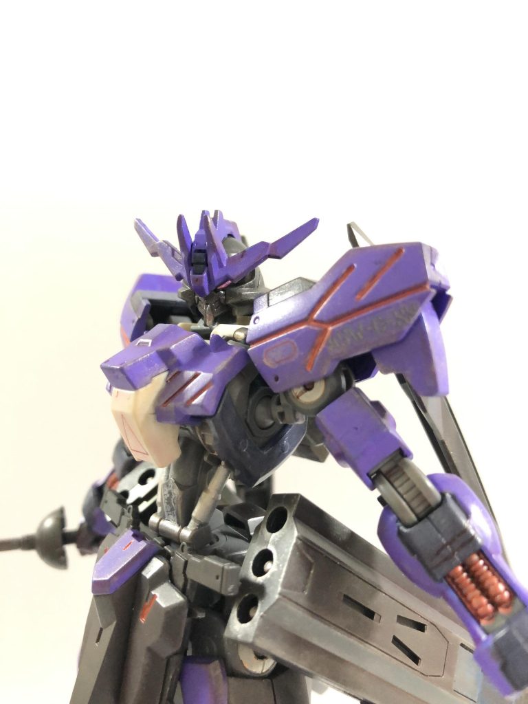 デカールで情報量を増やしました お腹にこっそりボードウィン家の紋章が…