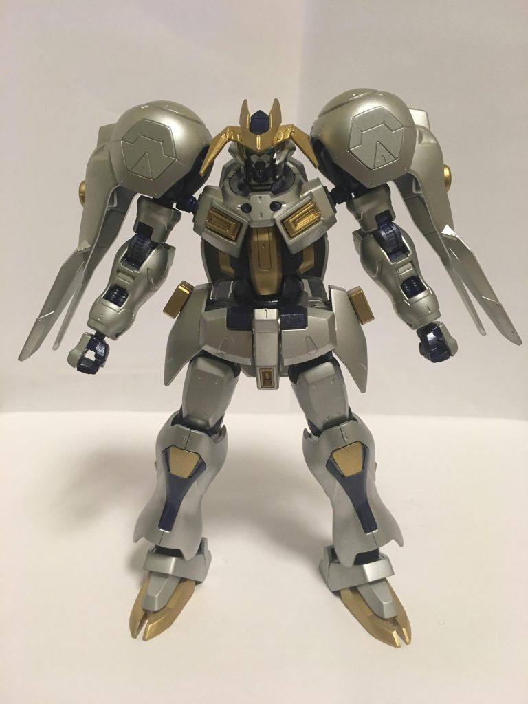 側面部腰装甲には,エネルギーパックが左右合わせて2つ設置されている。これは,ゴルゴネイオン用エネルギーパックであり,荷電粒子発射後から次弾発射までのタイムラグを極限まで短くする働きがある。