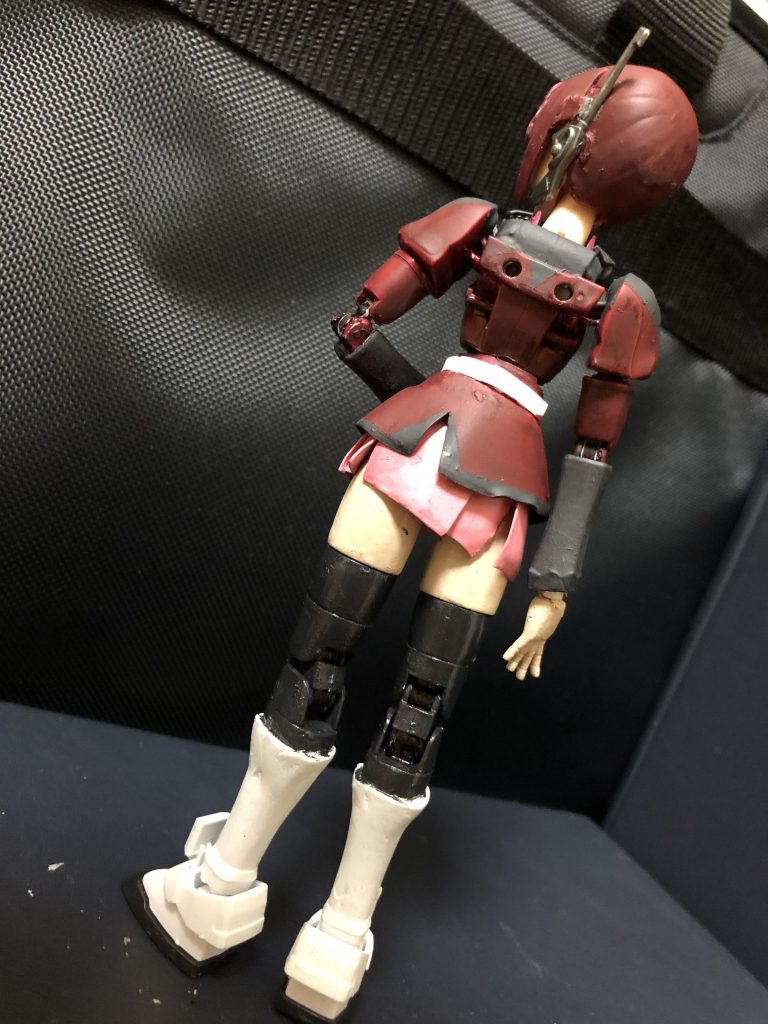 ozy「こちらがバックショットだ。バックパックは外した状態だよ。赤服のデザインに色は合わせたつもりだ。」
イザーク「言うべきかどうか迷ったが、このスカートは何だ！貴様は軍を舐めているのか！」
ルナマリア「何よ！いいじゃない、かわいいんだから。」
イザーク「何だと貴様！軍を何だと思っている！！」
ディアッカ「おいおい、やめとけよイザーク。それはもう、ガンプラの批評の話じゃないぜ。」