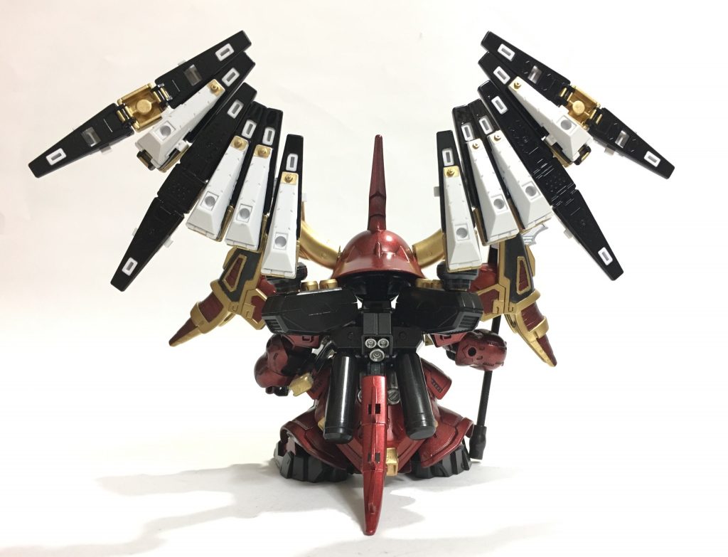 背面。
ファンネルが重いので脚と尻尾で三点支持しないと立てません。