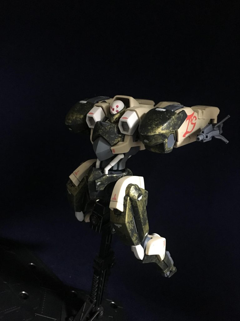 そして最後に、百里
黄土色の部分をラップ塗装したのですがクリアイエローで塗ったような色になってしまいました笑
ポイントはバックパックサイドのタービンズのロゴデカールです。