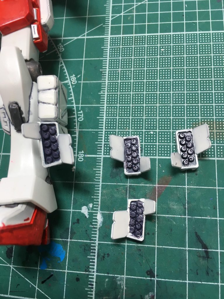 　脛外側のミサイルポッドは上下で切り離し、上だけ、下だけと差し替えられるようにしました。裏側に左右の区別のため「R」「L」と彫り込んでいます。