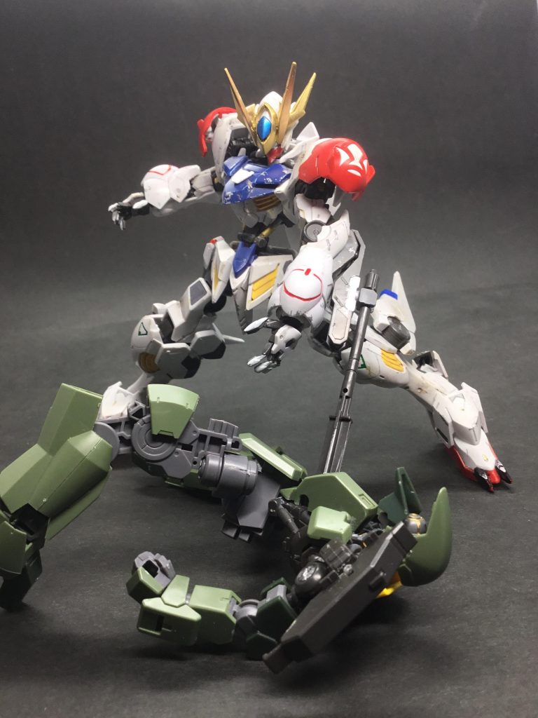 クルッと回ってグサッと。コックピットなどを部位的に攻撃できます。