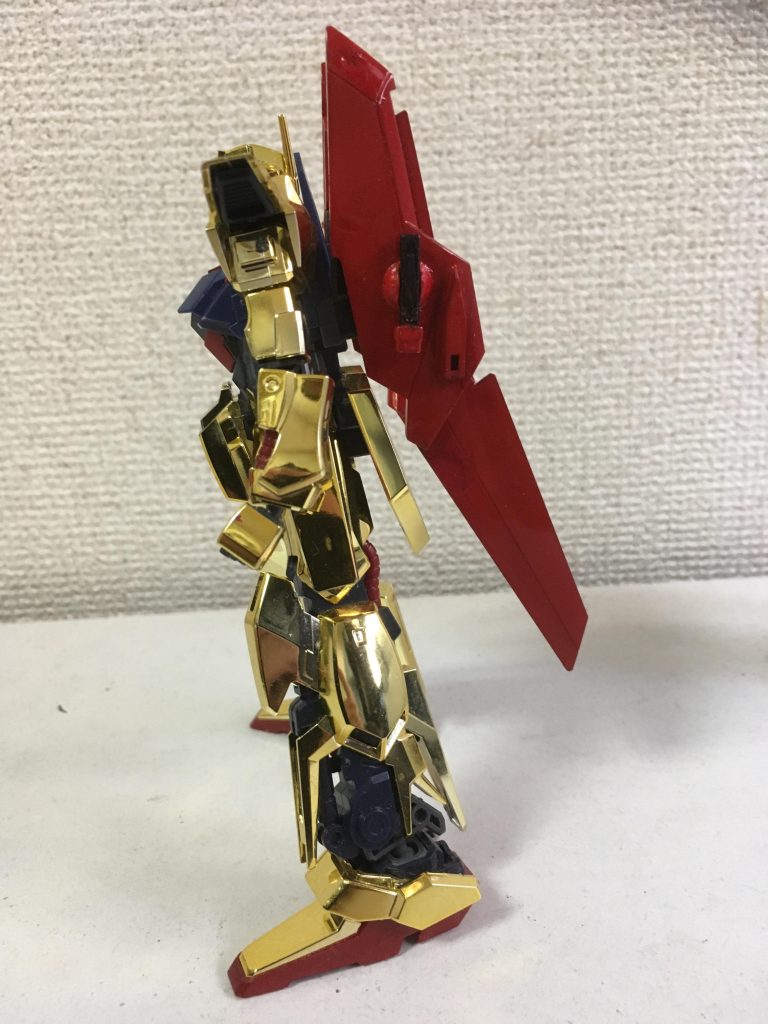 バインダーのサーベルラック。
HGのアカツキのものを使用。バインダーはプレバンのギラシキを使用したかったんですが既に発注終了してたのでデルタプラスのものを塗装して使用。