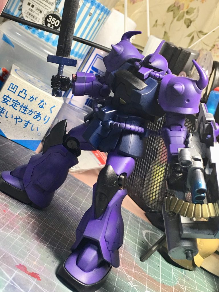 今回はマーカーを混ぜたりはせず、重ね塗りをして色の違いがどうなるのか試してみました!
全パーツを一度黒で下地を作り、色を重ねています
黒のパーツは、黒下地の上からシルバーを吹き、更に黒を吹いています
本当はフチを残してグラデーション塗装したかったのですが、エアブラシシステムだと広い範囲にフワッとなってしまうので吹き方を考えないと難しいかも…