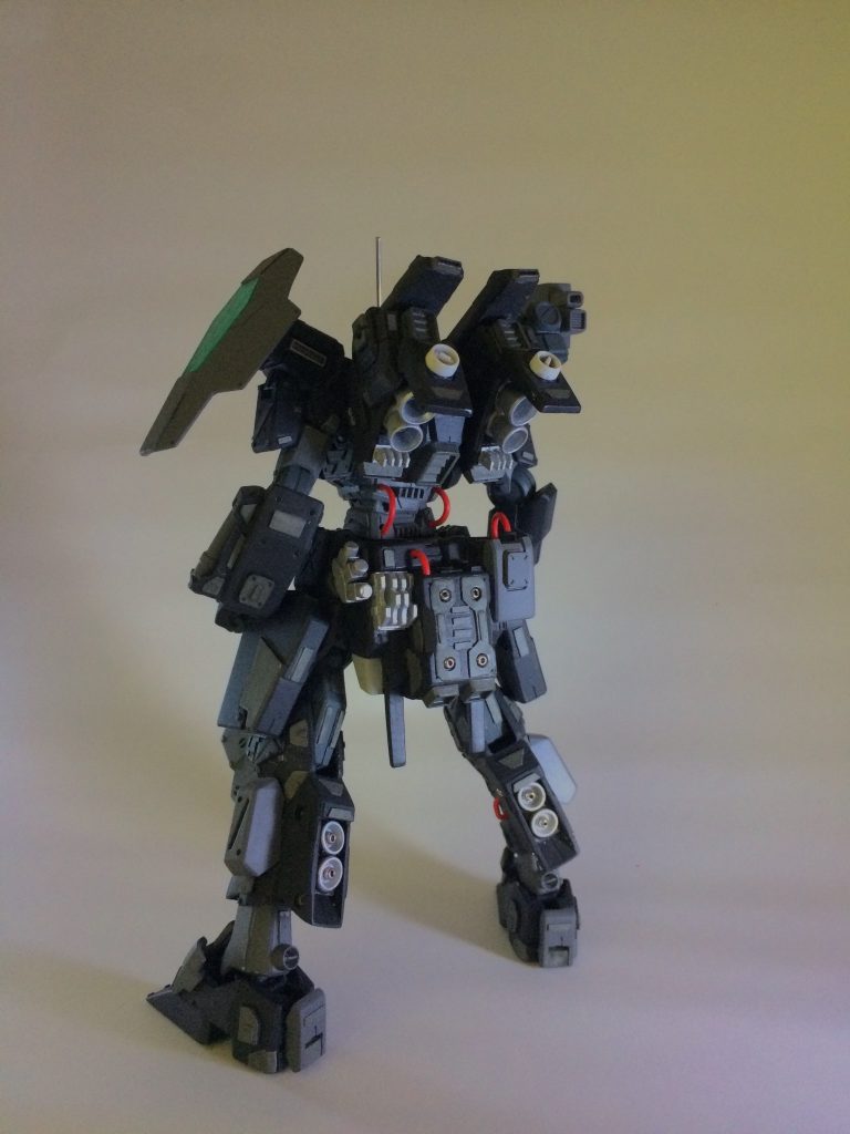 バックショット。ちょこちょこボリュームアップしてます。
左腕はアリオスのバルカン腕に、サーベルラックを追加しました。