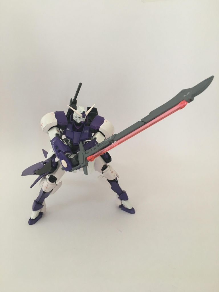 ・実体剣である太刀
・ビーム兵器であるビームサーベル
・実体刃とビームの大型複合兵器であるアロンダイトビームソード
3種類の近距離戦用装備を装備することで
敵機に不利な装備を臨機応変に選び自分により有利な戦闘へと持ち込むことができる