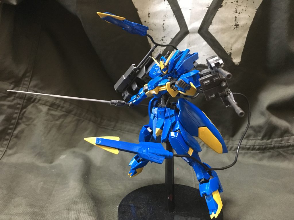 テールブレードはモビルアーマーと同じものを使用している設定です。
両肩の盾には滑空砲がそれぞれ2つマウントされ盾観滑空砲兼パイルバンカーとして使用できます。