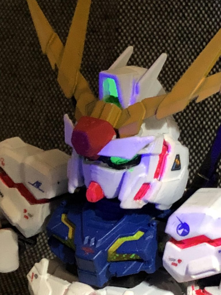 蛍光塗料はブラックライトを当てることで発光して見える。