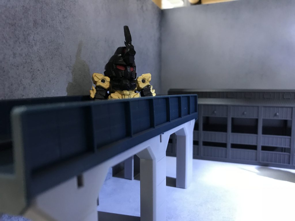 色は100均アクリル絵具の黒・赤・金の三色です。