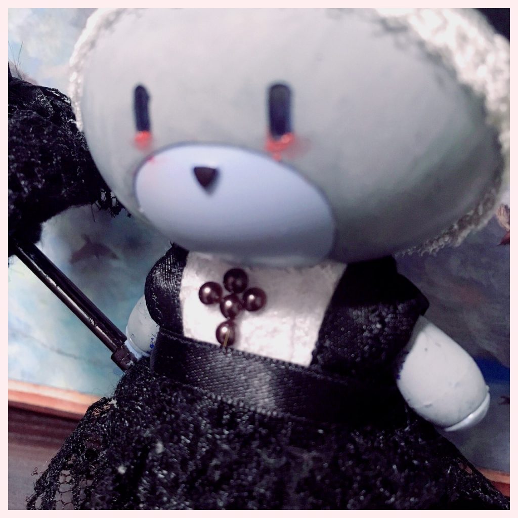 ゴスロリメイクとふんわりスカートを強調するためのウエスト作りもこだわりました!
メイクはアイシャドウです。