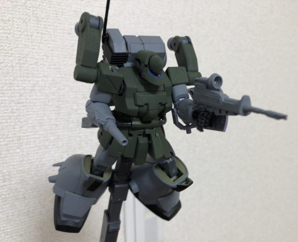 ショートバレルビームライフルをバックパック左に装備しており、緊急時はこれで戦闘が可能。右側には通信能力強化のためのアンテナが増設されている。