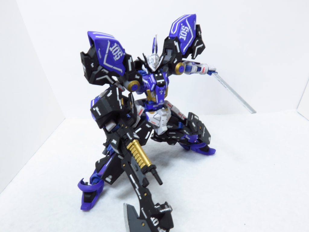 武器構え。銃斧付きライフルのアイデア元はバスタックスガン。