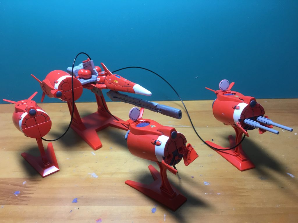 ビニールチューブが2本付属します。1本は半分に切り、もう1本はそのままにしています。サイト部分など、分割は比較的細かいので塗装もそこそこ楽だった気がします。
 リニアガンは本体の回転用の受けに1.2mmプラ板を仕込み、0.3mm真鍮線で接続。軸を瞬着で太らせ、抜けづらくしています。