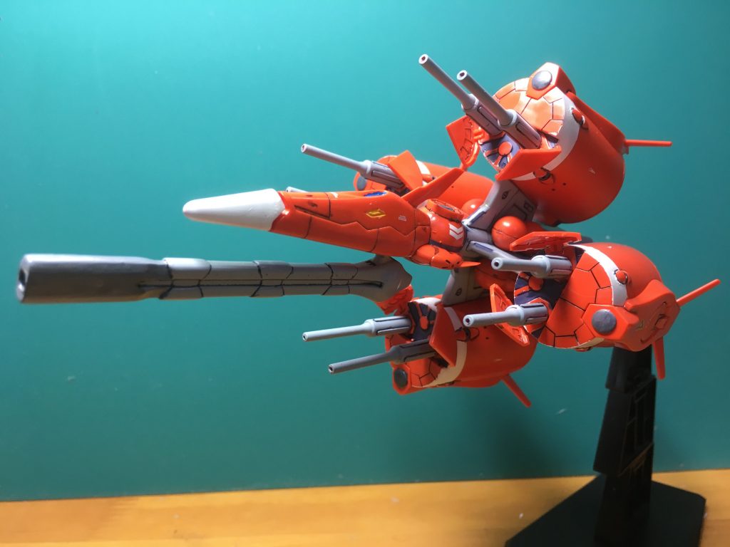 ガンバレルを分離させず、砲身をすべて展開してバリアントスマッシャーな雰囲気。銃口はピンバイスで開口していますが、モールドが無いのでやりづらかったです。接続部は未塗装にしています。
 本体後部のメインバーニアは3mm穴を開口し、HG SEEDシリーズの後期からついてくるスタンド(たぶん飛行ポーズ用)に接続できます。