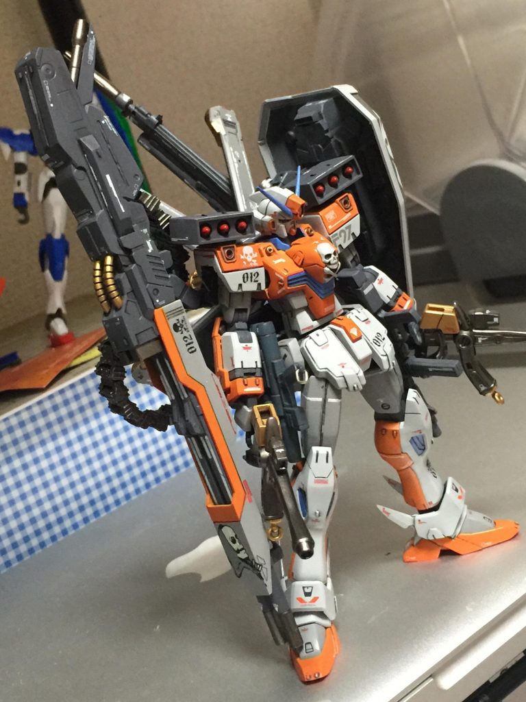 レッドポイントとトップコートを残すのみ！だったのですが、太もものスミ入れがガタガタ(太もも延長時にラインをちゃんと掘らなかった)だったので、ここから泣く泣くやり直しましたw