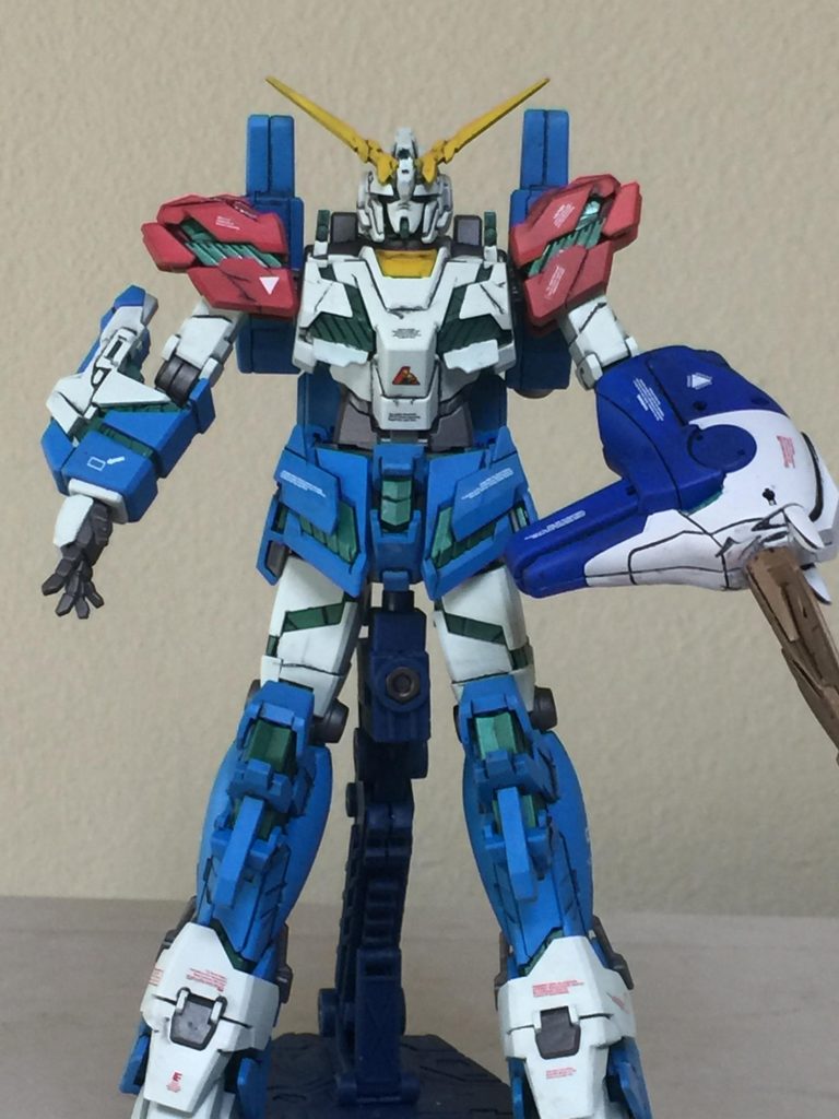 ユニコーンガンダム・ユニコーンブレードの
正面のアピールショットです。