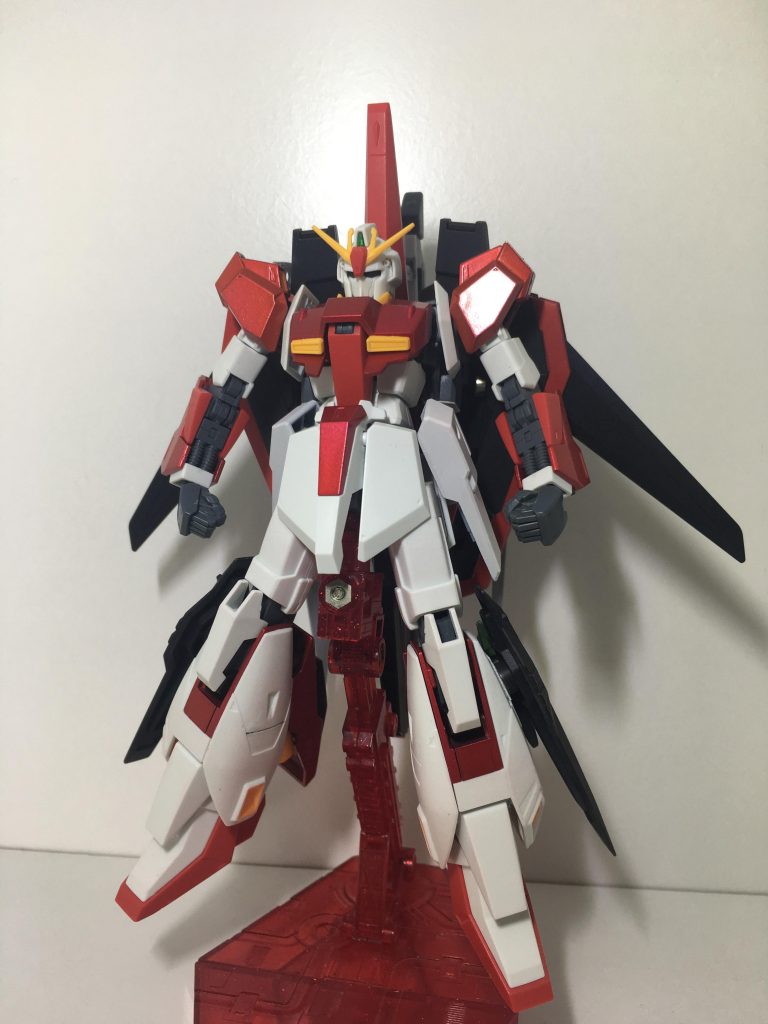 正面です。正面からの目立った変更点はカラーリングのみです。元はガンダムマーカーのSEEDレッドを使っていましたが今回はMr.Colorスプレーのシルバー→クリアーレッドを吹いてみました。