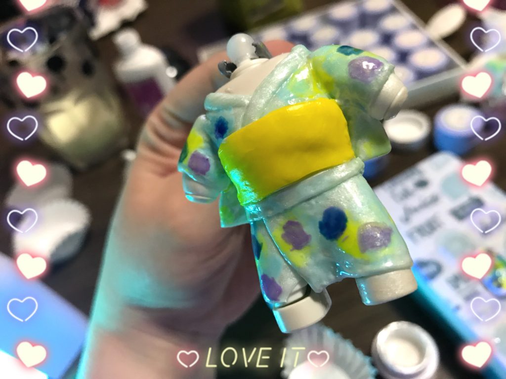 着物はアクリル絵の具とジェルネイルです。
浴衣全体をジェルネイルのパールカラーで塗って硬化してるので、粘土が固まっただけの時よりかなり強度があります。
模様は全部手書きです。
 手書き難しいけど仕上がれば味が出ると信じて描いてみました。