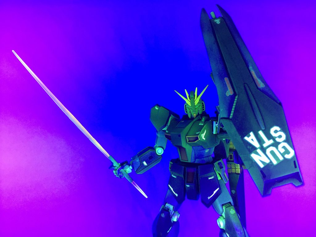 ブラックライトペイントを塗布してあるのでブラックライトに当てる事でアクシズショックを表現できます(*´∀`)♪
