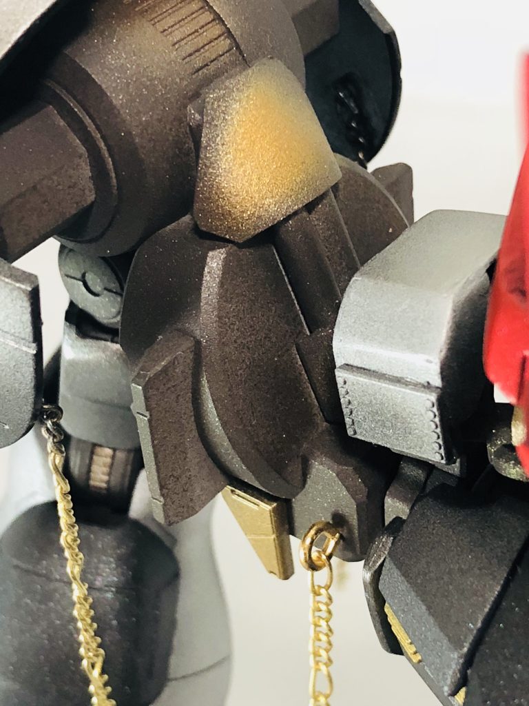 おそらく一番こだわったグシオンの肩関節延長パーツ。脇が寂しくならないようにチェーン付けたり装甲やパイプ追加したり。