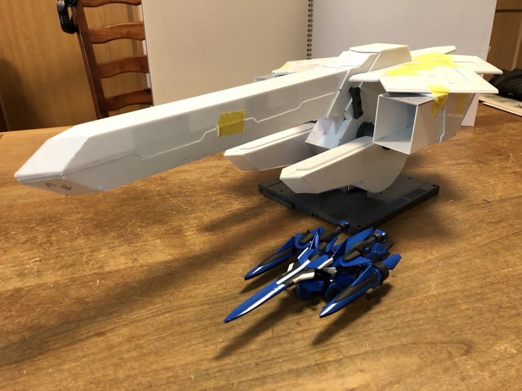 大きさ比較です
HGブレイヴと比べると大きさが際立ちます
コンテナはこの時ら小型化して作り直しました