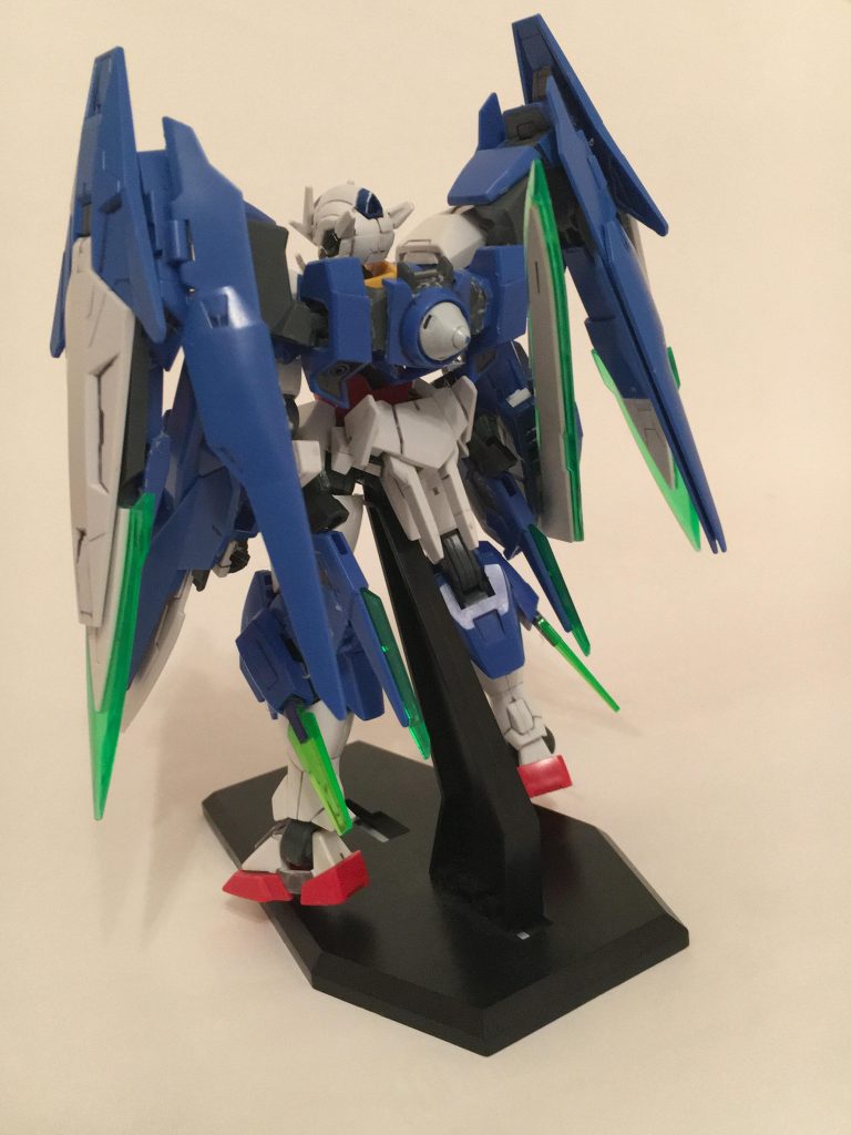 バックパックはダブルオーのものとフルセイバーのコーン部分とage3のコアファイターのパーツで構成されています。バインダーの後ろにはストフリのドラグーンをつけてます。
ビームサーベルのラックもダイバーの物を使用。足にはagefxの手甲を貼り付けてます。